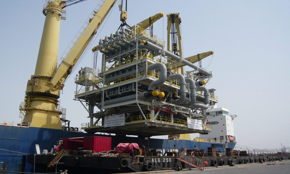 2008-Loading-a-LNG-module-03-(1)